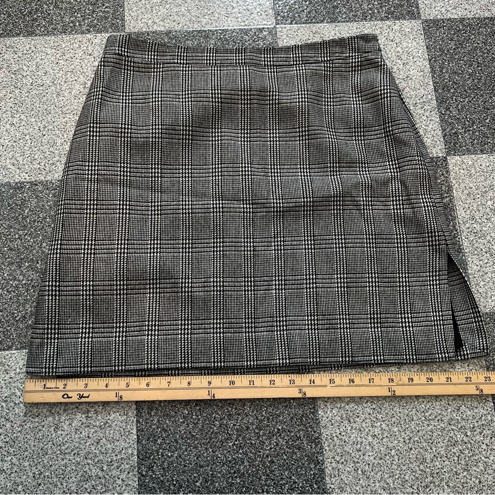 New York & Company Black and White Plaid Mini Skirt- Size 12 - Picture 5 of 10